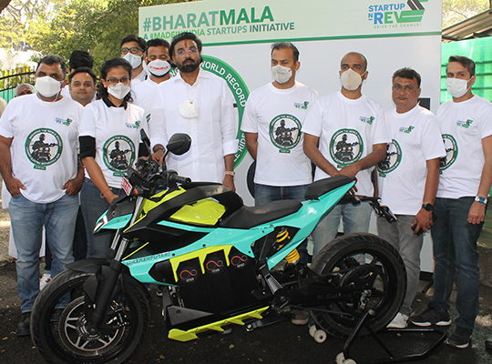 Team StartupnRev along with Shri. Sriramulu, Hon Minister for Tourism at the announcement of Electric BharatMala
