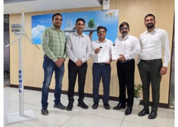 Mr Rizwan Jamali – GGM, REMCL exchanging agreement with Mr Praveen Kakulte – CEO, POWERCON