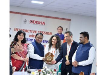 Honble Chief Minister of Odisha Mohan Charan Majhi with Vivek Abrol, CEO & MD, Luminous Power Technologies