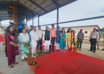 Plant inauguration by Shri Arjun Modhwadia, Cabinet Minister for Forest and Environment, Government of Gujarat, with Dr. Geetika Mandan, Medical Director & VP, Parul University