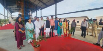 Plant inauguration by Shri Arjun Modhwadia, Cabinet Minister for Forest and Environment, Government of Gujarat, with Dr. Geetika Mandan, Medical Director & VP, Parul University