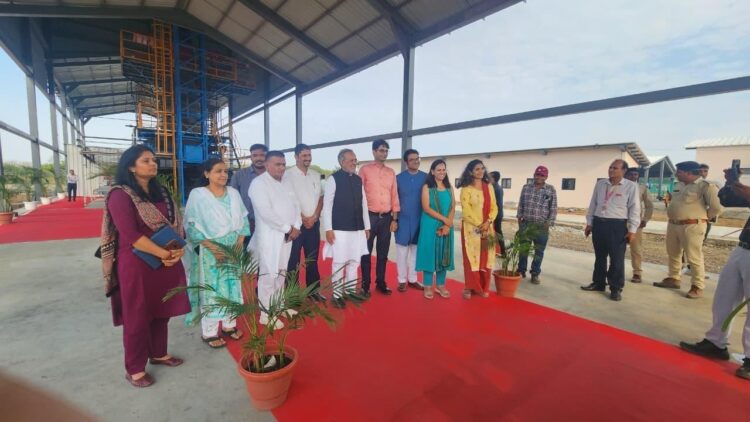 Plant inauguration by Shri Arjun Modhwadia, Cabinet Minister for Forest and Environment, Government of Gujarat, with Dr. Geetika Mandan, Medical Director & VP, Parul University