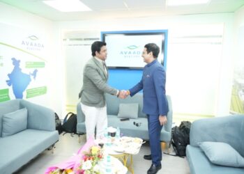 Mr Vineet Mittal, Chairman, Avaada Group (R) shaking hands with Actor and Gorakhpur MP Shri Ravi Kishan (L) at REI Expo 2026