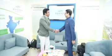 Mr Vineet Mittal, Chairman, Avaada Group (R) shaking hands with Actor and Gorakhpur MP Shri Ravi Kishan (L) at REI Expo 2026