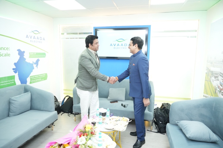 Mr Vineet Mittal, Chairman, Avaada Group (R) shaking hands with Actor and Gorakhpur MP Shri Ravi Kishan (L) at REI Expo 2026